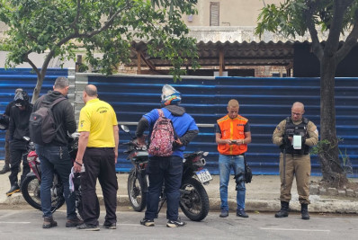 Niterói intensifica fiscalização contra motos barulhentas e aplica 16 autuações em operação no Fonseca