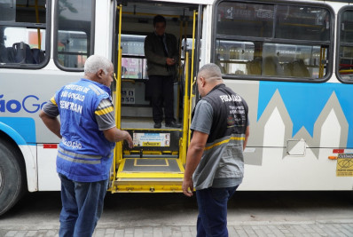 Secretaria de Transportes fiscaliza ônibus municipais no Centro