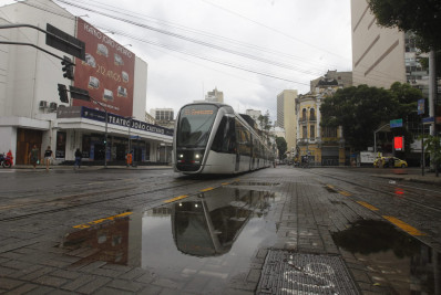 Temporal derruba parte de muro entre estações de metrô e provoca estragos no Rio