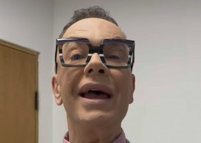 Vídeo! Felipeh Campos gera desconforto no 'Teleton' ao interromper Ronnie Von ao vivo