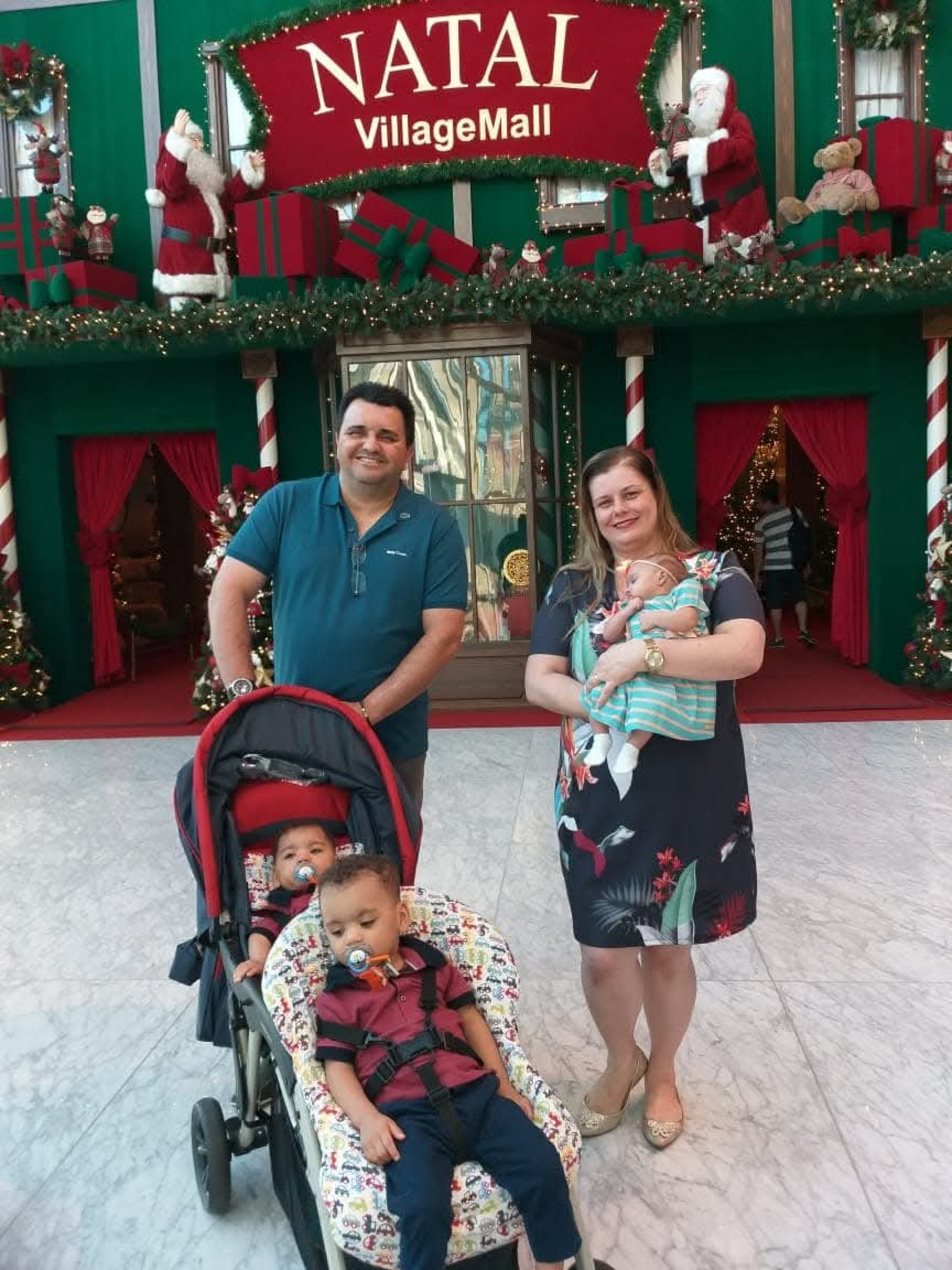Érica Salgado, o marido e os três filhos, Natan, Davi e Beatriz, no primeiro Natal juntos - Álbum de família