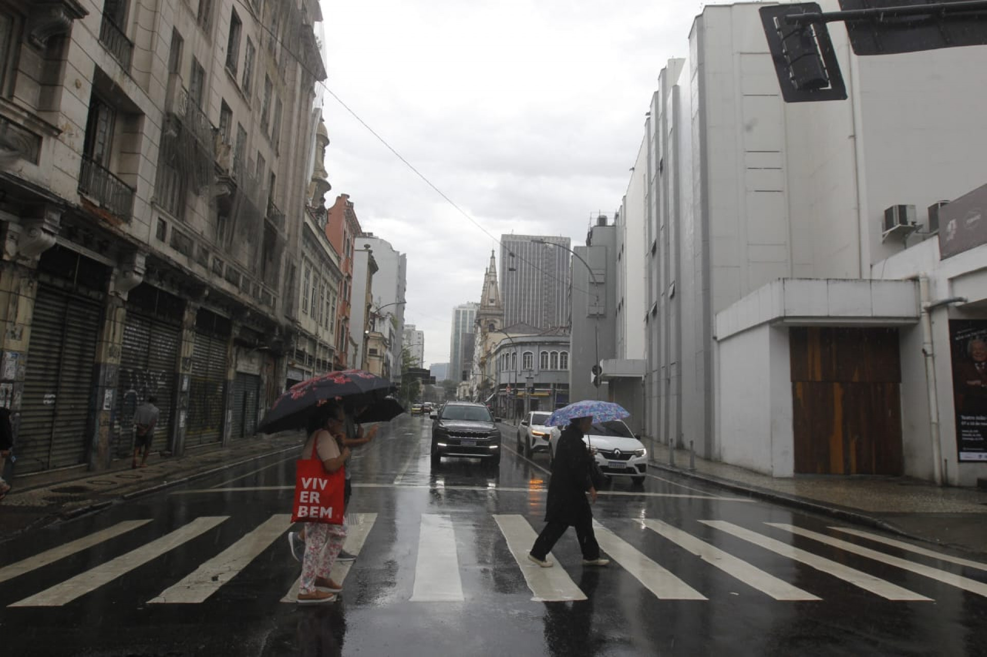 Chuva deixou a Praça Tiradentes, no Centro, vazia neste sábado - Reginaldo Pimenta/Agência O Dia