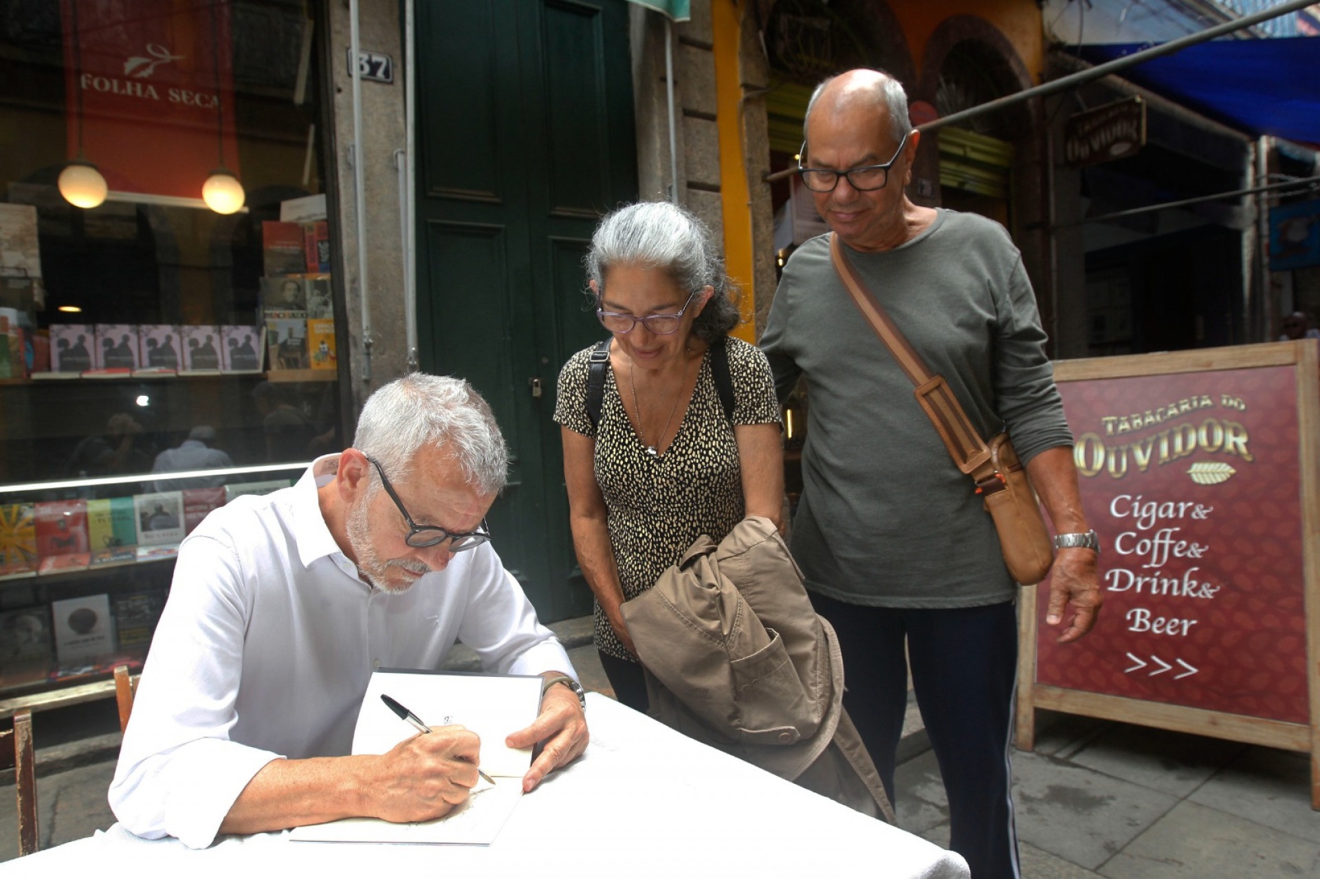 Luis Cosme Pinto autografa livro dos fãs Lysa e Damião Lins - Reginaldo Pimenta / Agência O Dia