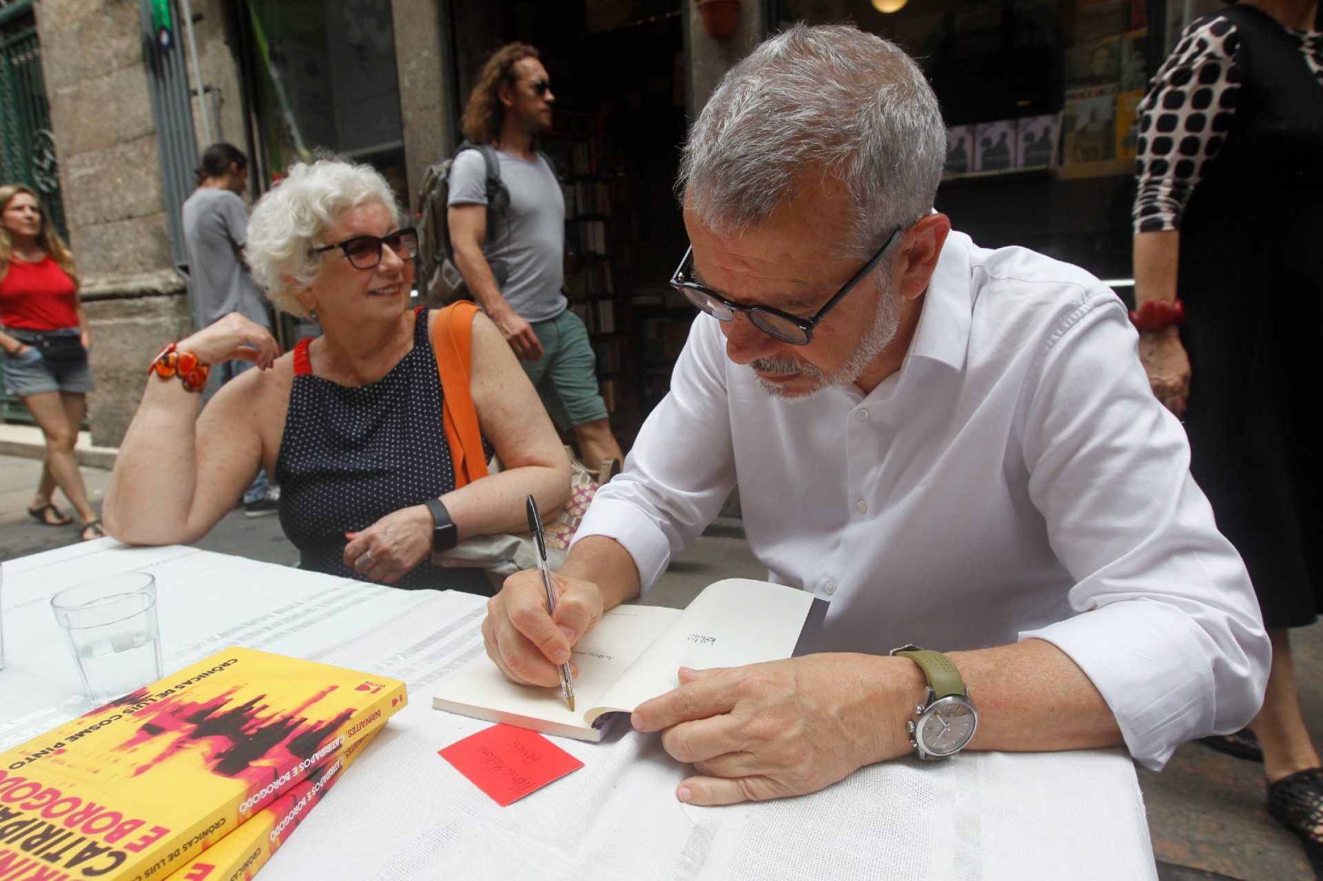 Luis deu uma sessão de autógrafos aos fãs - Reginaldo Pimenta / Agência O Dia