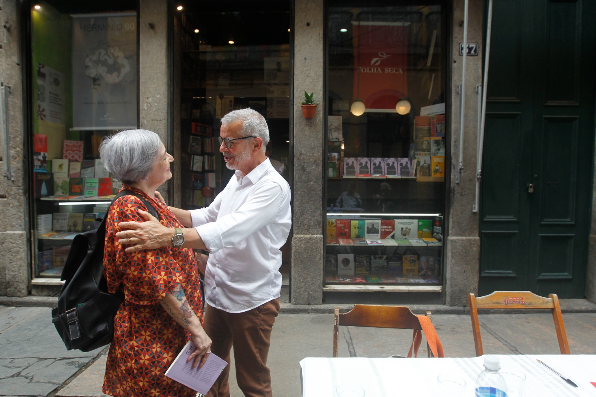 Lizete Esteves abraça o premiado jornalista Luis Cosme Pinto - Reginaldo Pimenta / Agência O Dia