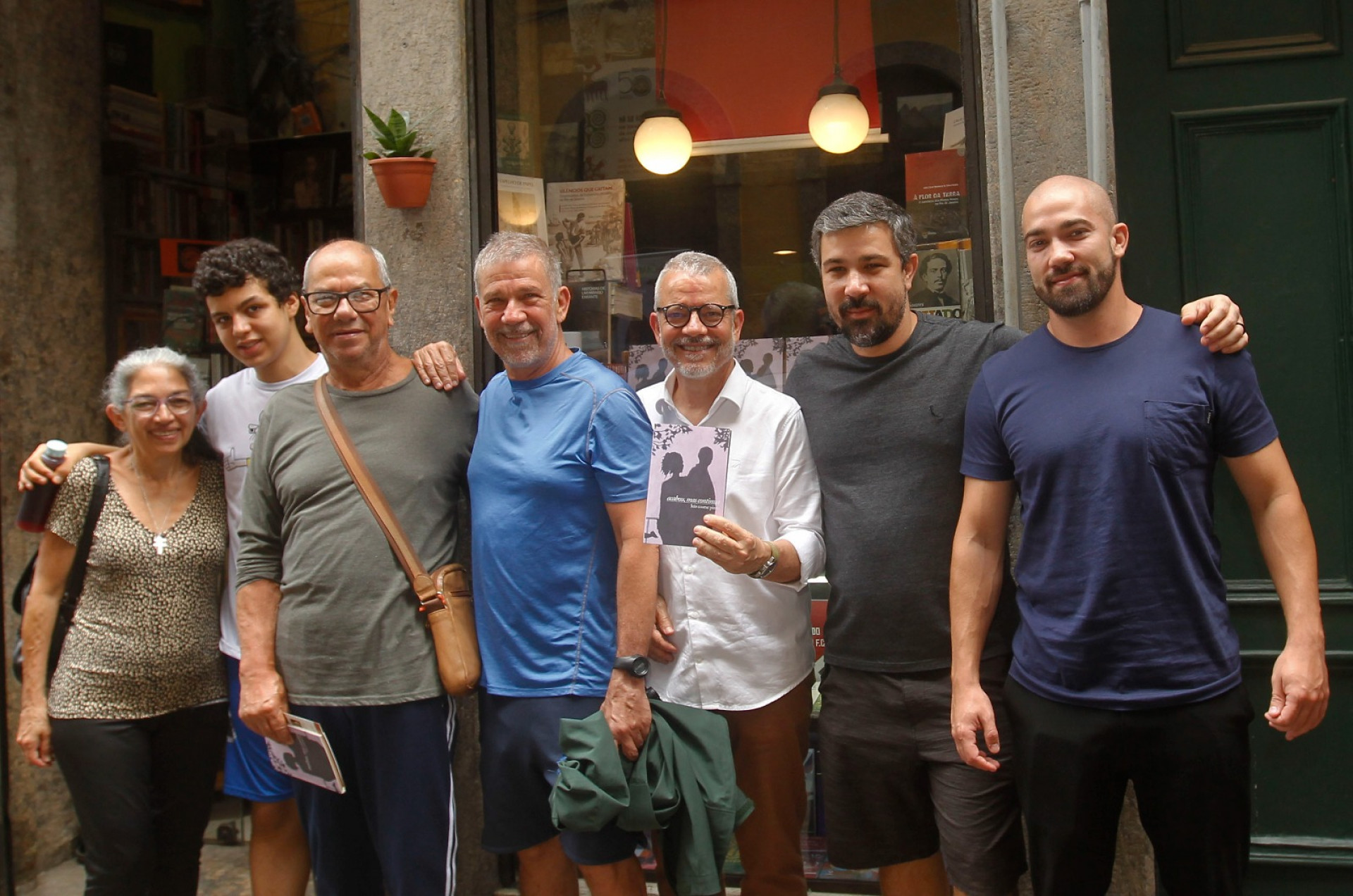 Luis Cosme Pinto posa com fãs para foto, em meio ao evento de lançamento do livro - Reginaldo Pimenta / Agência O Dia