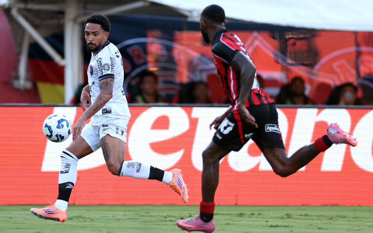 Vitinho em jogo do Botafogo contra o Vitória