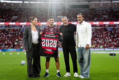 Após renovação, Arrascaeta recebe homenagem do Flamengo no Maracanã