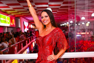 Viviane Araújo samba muito de microvestido no ensaio do Salgueiro