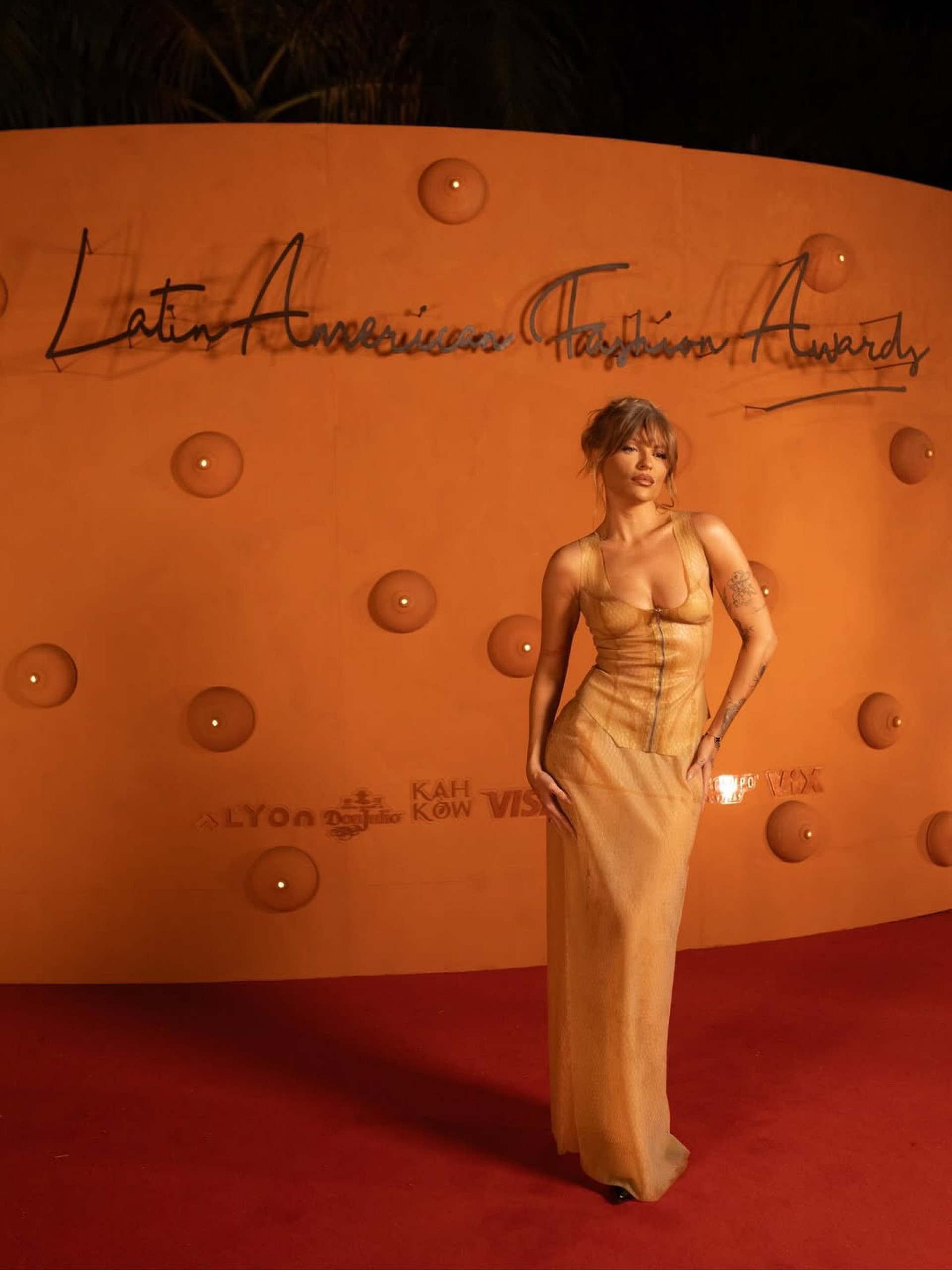 Luísa posou para fotos no tapete vermelho do evento - Reprodução / Instagram