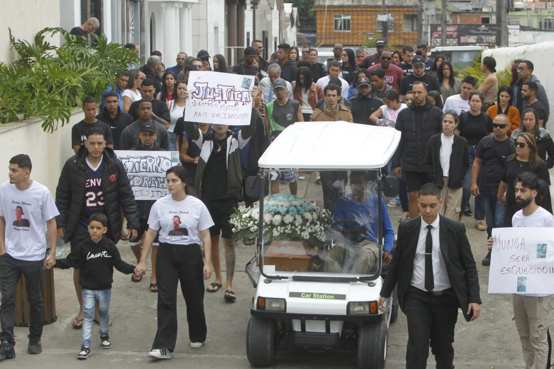 Familiares pediram justiça no enterro de Andrew Andrade do Amor Divino - Reginaldo Pimenta / Agência O Dia
