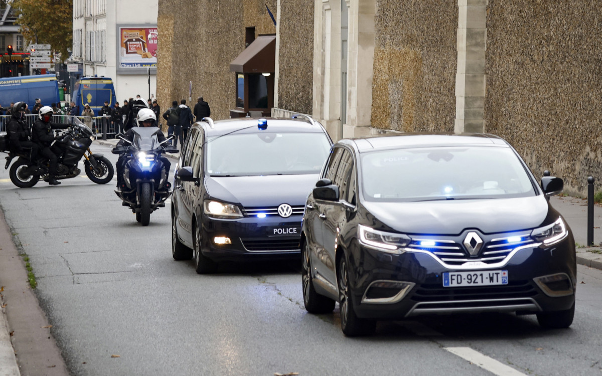 Nicolas Sarkozy saiu da penitenciária em um veículo com vidros escuros e escoltado pela polícia - AFP