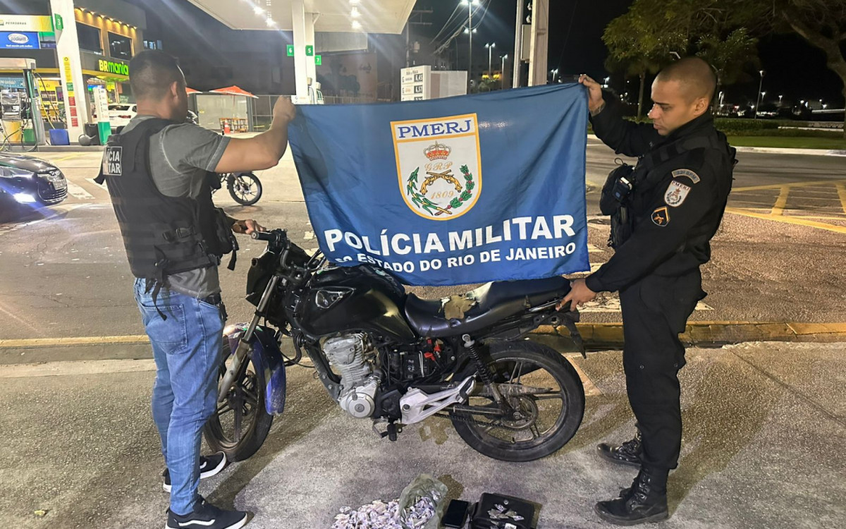 Droga, dinheiro e motocicleta clonada apreendidos pela polícia durante operação no bairro Lagomar