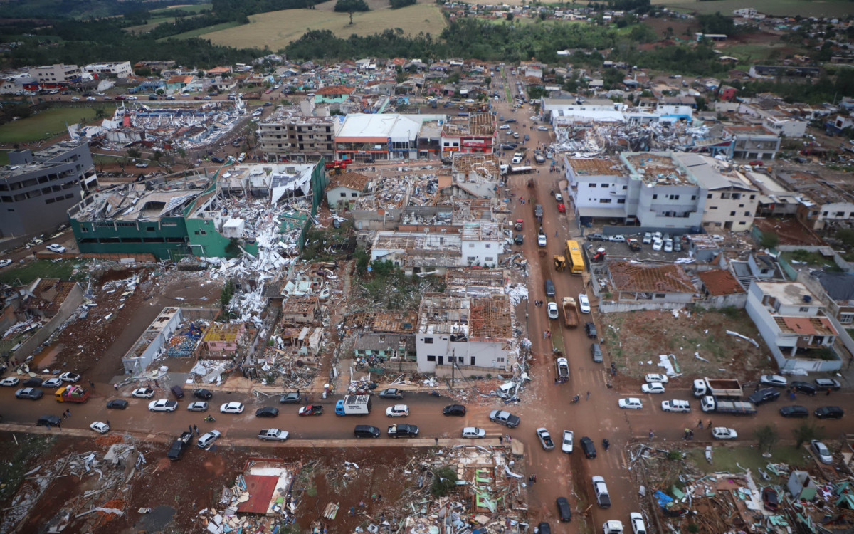 Imagem aérea mostra cidade destruída após tornado no Paraná - Divulgação / Ari Dias