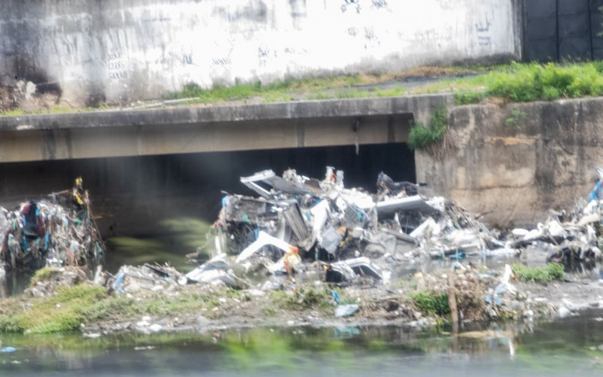 Carca&ccedil;as de ve&iacute;culos, possivelmente roubados, abandonadas &agrave;s margens do Rio Acari, no Complexo da Pedreira