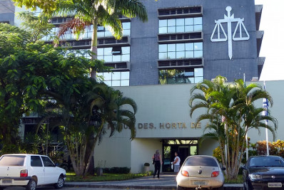 Tribunal abre investigação após calcinha ser encontrada em sala de audiências