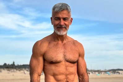 Galã dos anos 90, Leonardo Vieira exibe corpo sarado só de sunga e ganha elogios: 'Continua lindo'