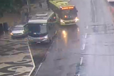 Veículo é flagrado transitando pelo calçadão da Praia de Icaraí, em Niterói