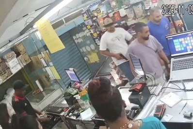Câmeras flagram assalto a loja de doces em frente ao Mercadão de Madureira