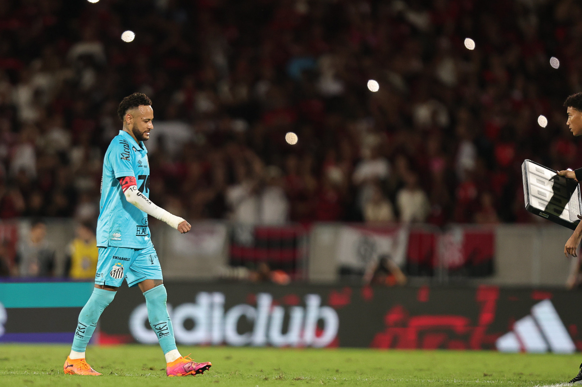 Neymar foi criticado por jornal espanhol pela atua&ccedil;&atilde;o no jogo contra o Flamengo - Gilvan de Souza / Flamengo