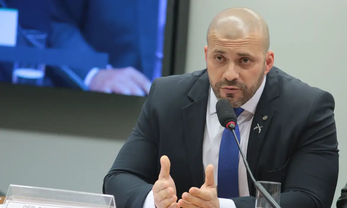 Urgente! Moraes Dá Sinal Verde para Daniel Silveira: CPF Liberado e CTPS a Caminho!