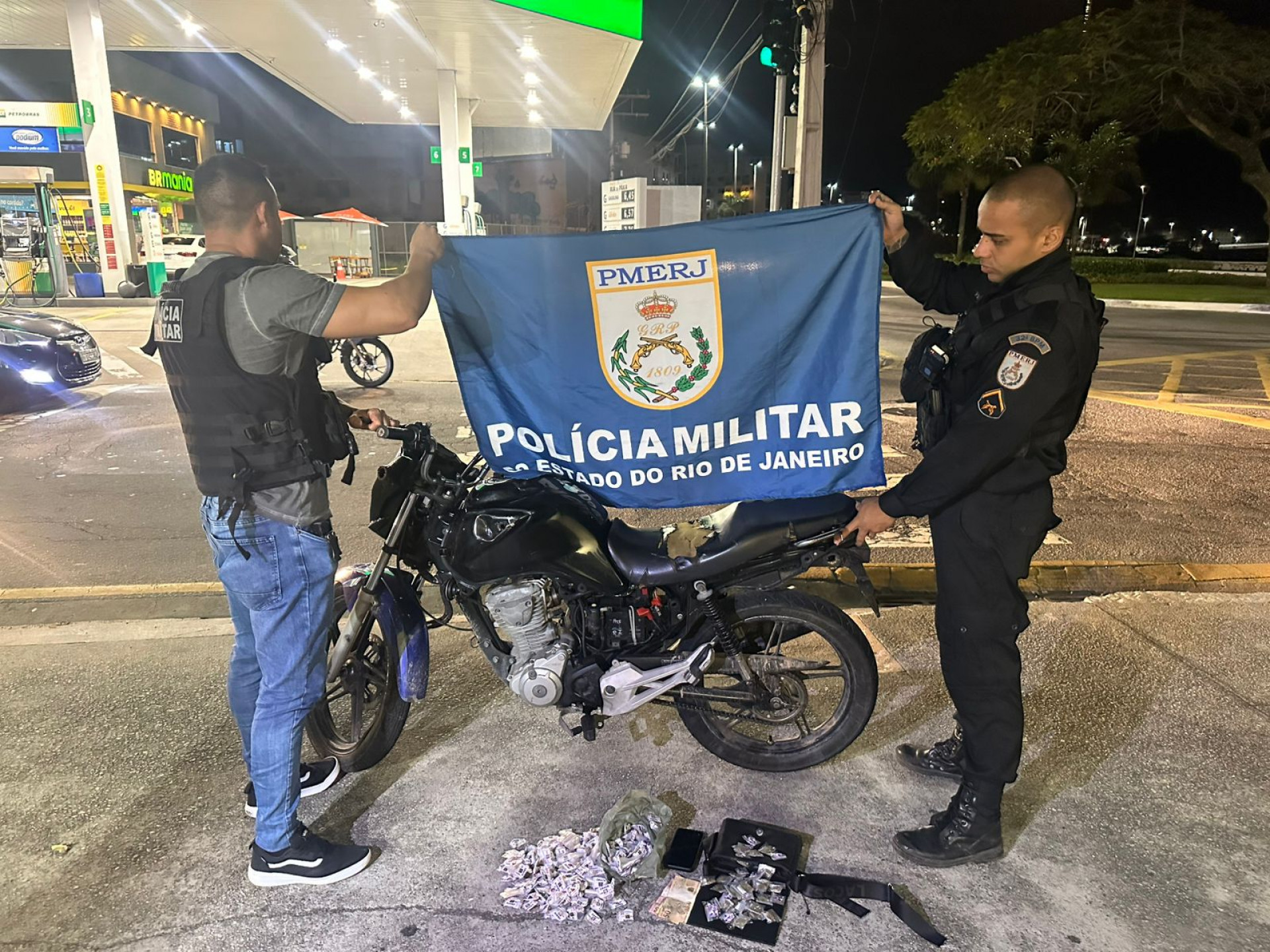 Droga, dinheiro e motocicleta clonada apreendidos pela pol&iacute;cia durante opera&ccedil;&atilde;o no bairro Lagomar - Foto: Divulga&ccedil;&atilde;o