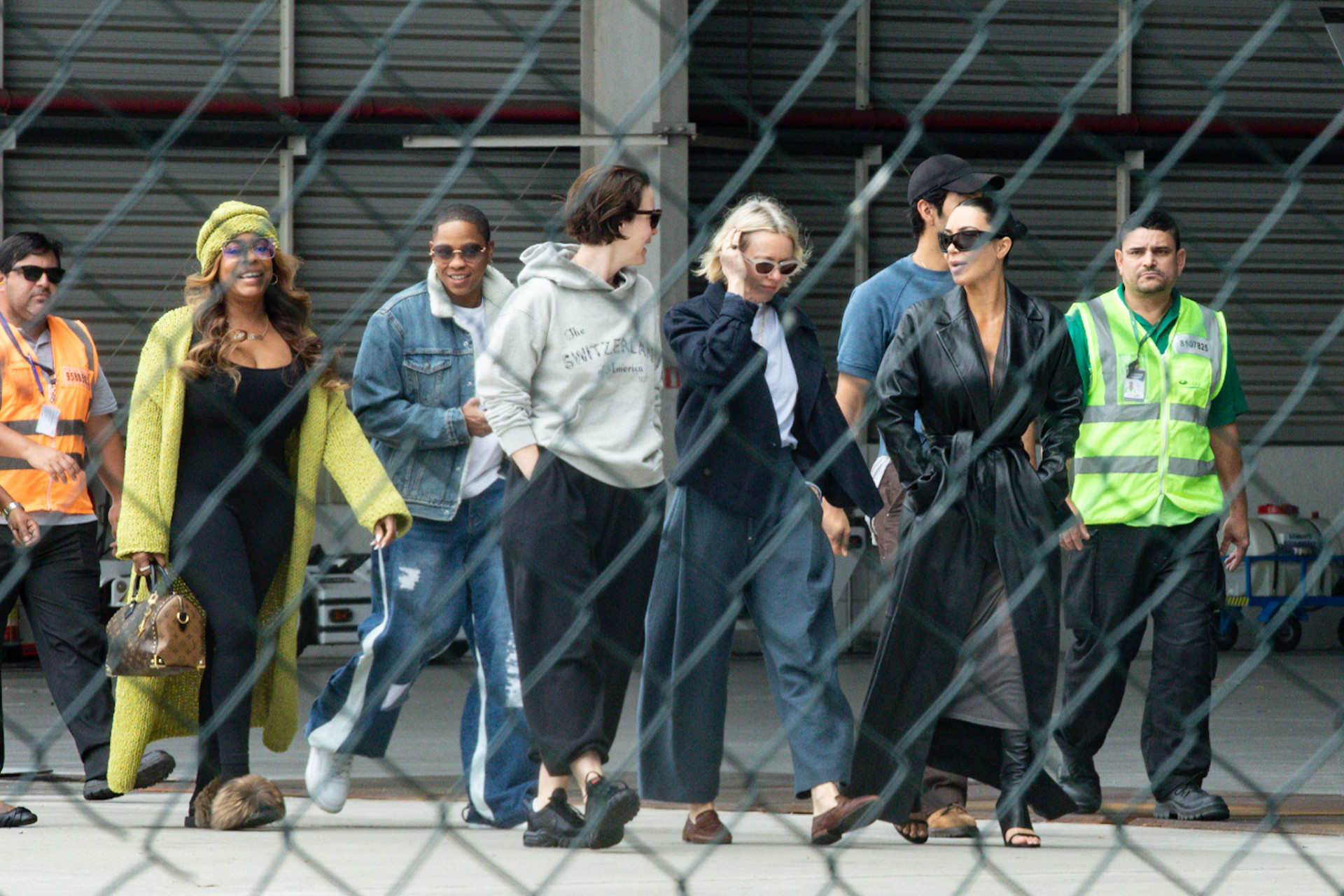 Kim Kardashian chega ao Rio de Janeiro com com elenco da série 'Tudo é Justo', da Disney - Victor Chapetta / Brazil News