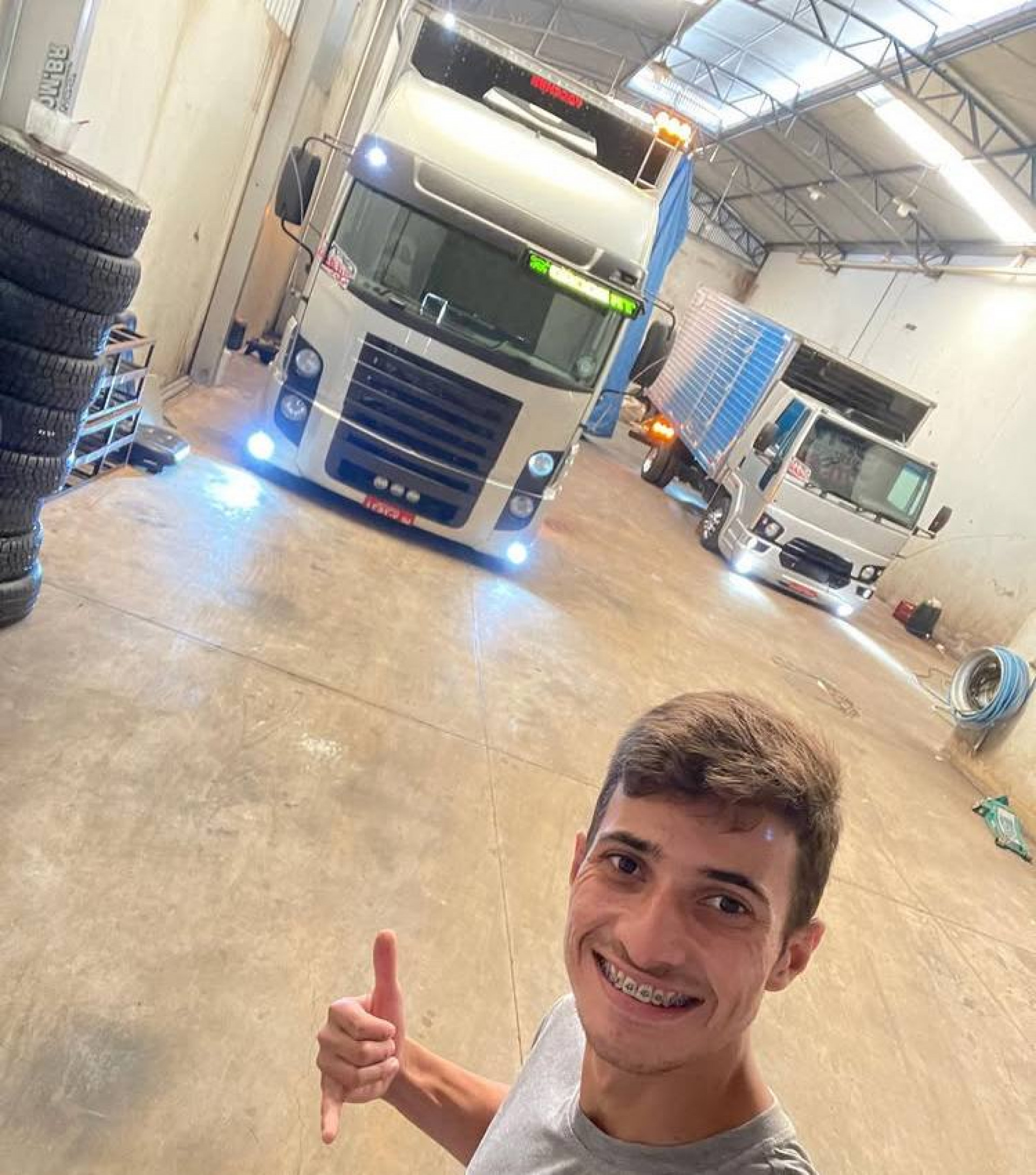 Caminhoneiro Gustavo Miranda ganhou fama ao compartilhar nas redes sociais sua rotina nas rodovias do País - Reprodução/ redes sociais