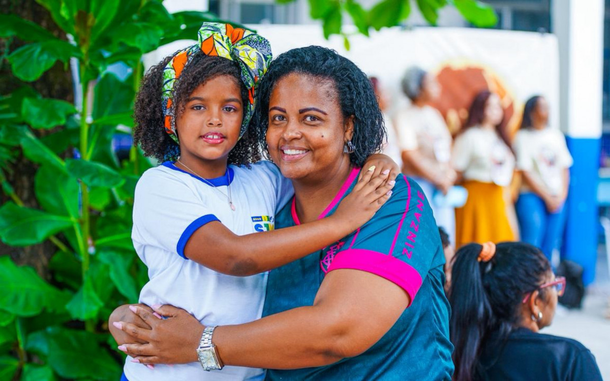 Fabíola dos Santos participou da abertura do projeto com a filha Emanuelly