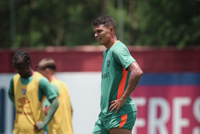 Thiago Silva faz quatro jogos seguidos sem ver Fluminense sofrer gol e bate recorde no ano
