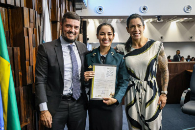 Única policial mulher a comandar equipe em megaoperação recebe homenagem na Alerj