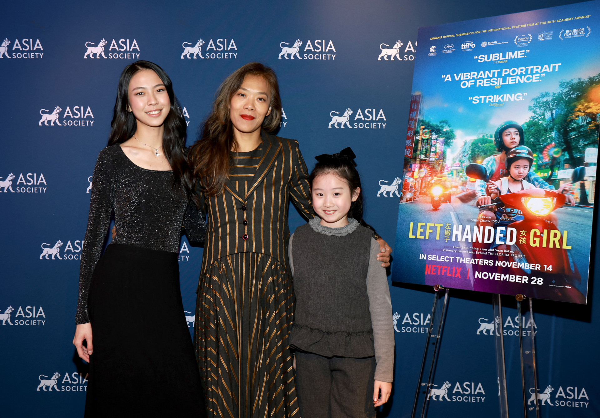 Shih-Yuan Ma (esquerda), Tsou Shih-Ching (centro) e Nina Ye attend (direita), de 'Left-Handed Girl' (Garota Canhota) foram na cerimônia de abertura
 - AFP