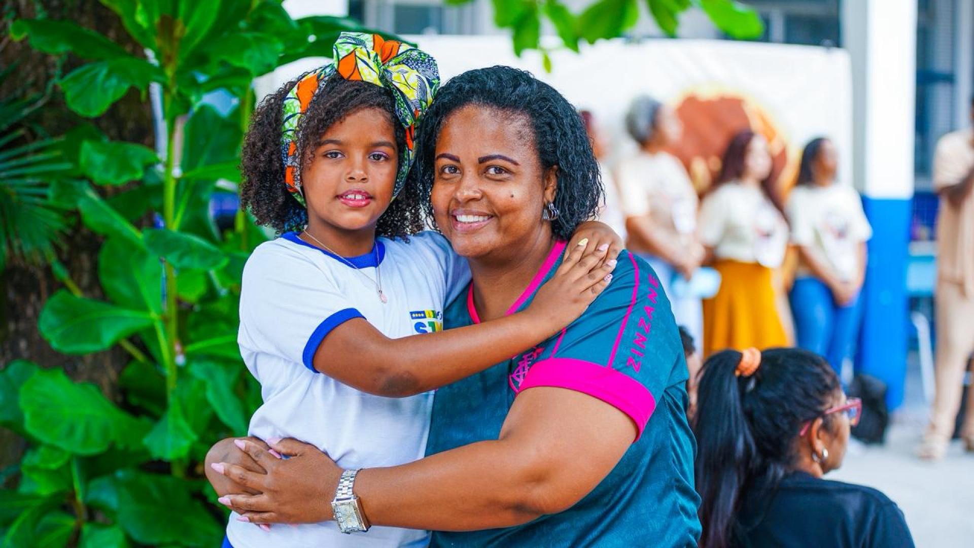 Fab&iacute;ola dos Santos participou da abertura do projeto com a filha Emanuelly - Gilberto Rocha/ PMSJM