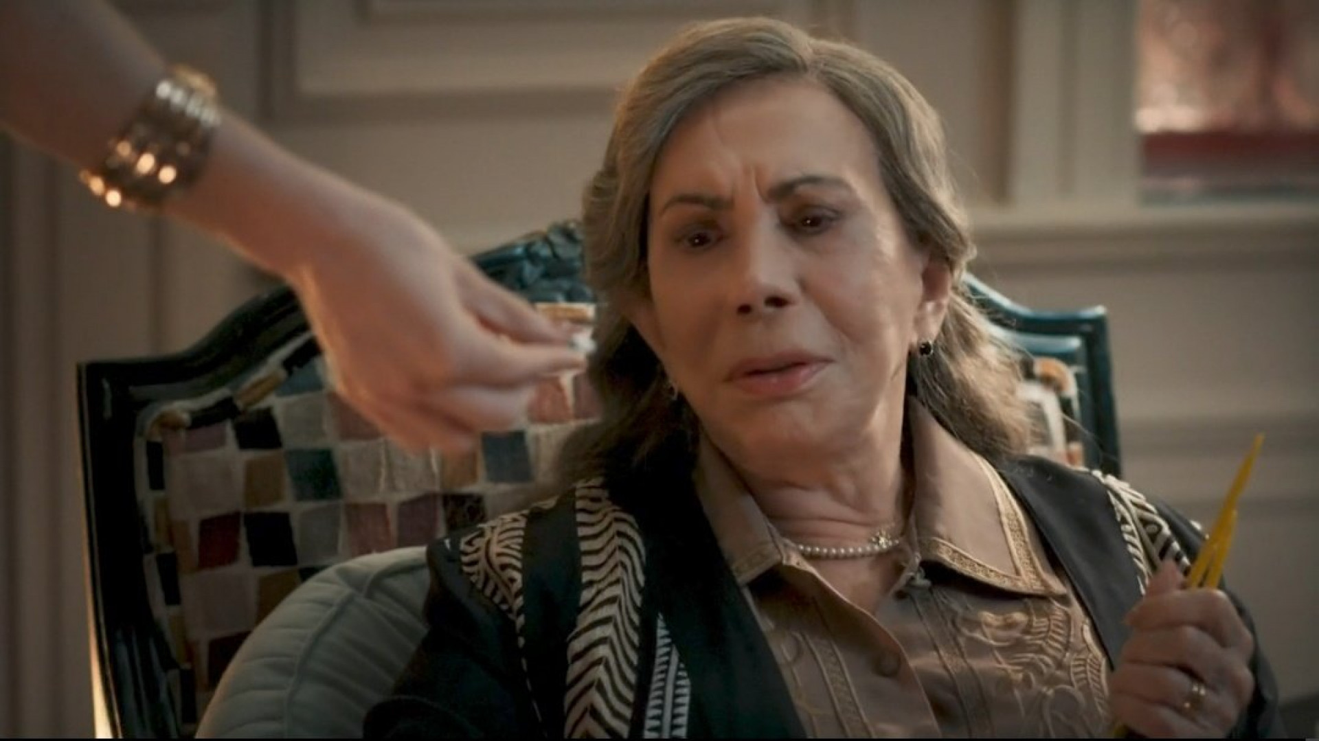 Arminda (Grazi Massafera) dá remédios falsificados para a mãe, Josefa (Arlete Salles), na novela 'Três Graças', da TV Globo - Reprodução de vídeo / X