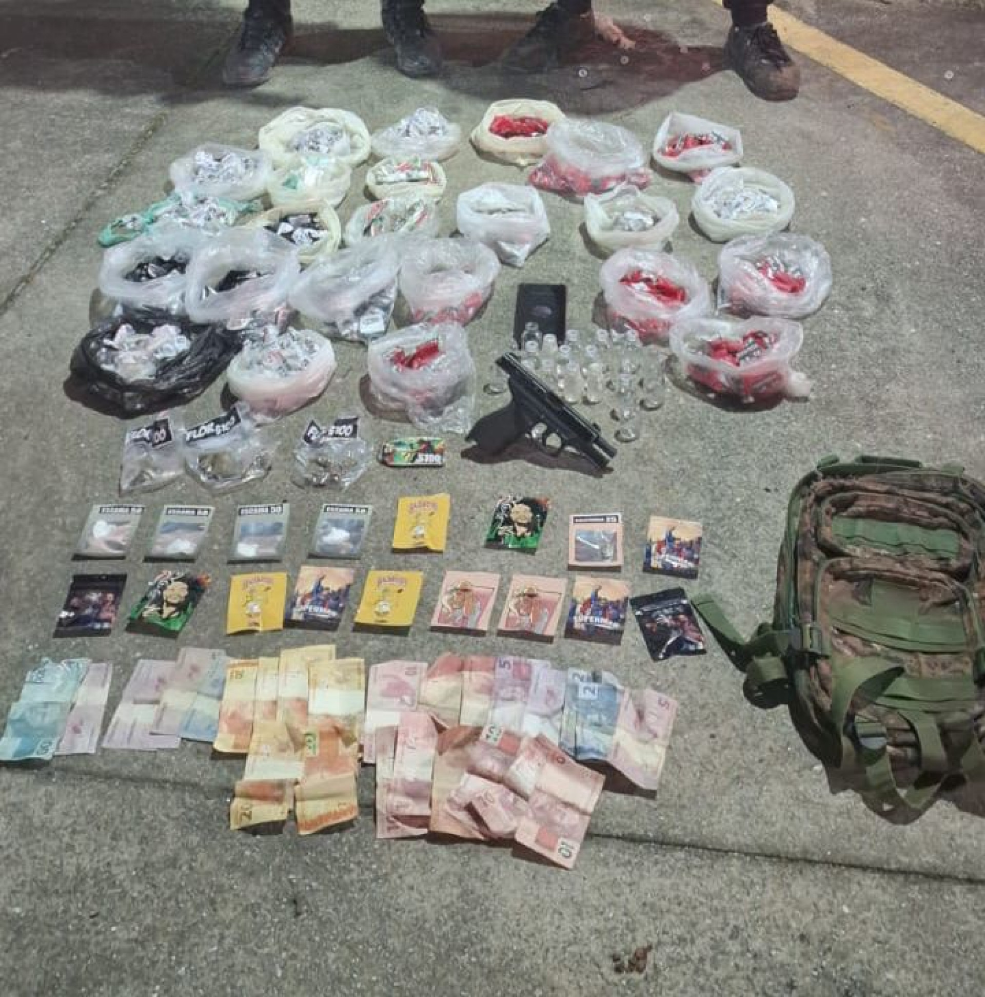 Dois homens são presos e adolescente é apreendido por tráfico de drogas no Bairro da Glória