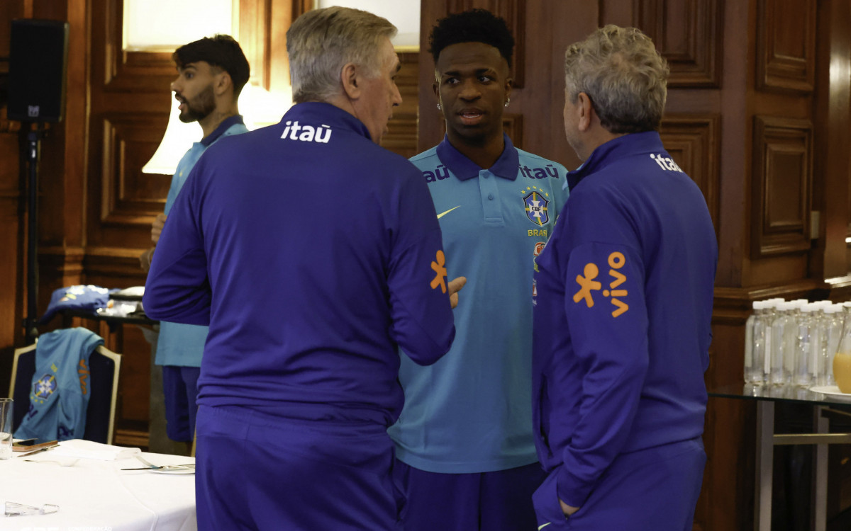 Vinicius Junior em papo com Carlo Ancelotti