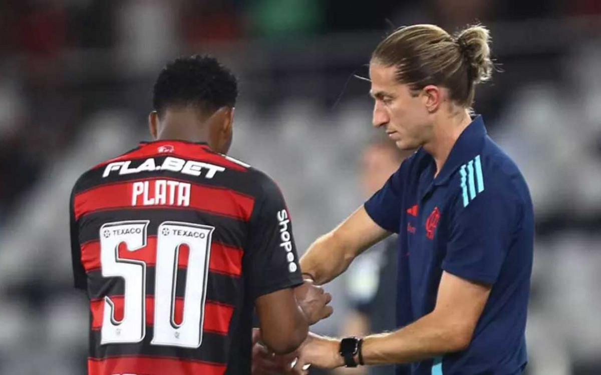 Filipe Luis dando orientações a Gonzalo Plata em jogo do Flamengo
