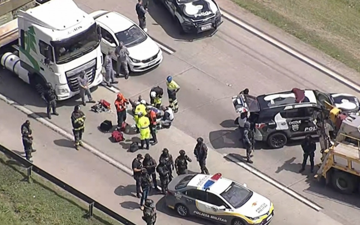 Motorista foi retirado desmaiado da carreta  - Reprodu&ccedil;&atilde;o / TV Globo