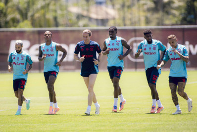 Flamengo deve ter time misto para encarar o Atlético-MG