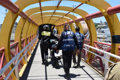 Operação para combater travessia irregular em passarelas multa 65 motociclistas