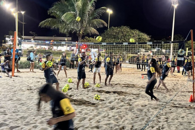 Campeão mundial Anderson Águia inspira jovens em clínica de futevôlei em Rio das Ostras