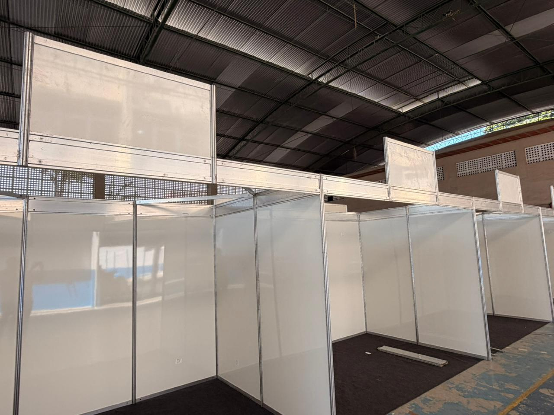 Os estandes montados na quadra receber&aacute; as exposi&ccedil;&otilde;es e diversas unidades escolares e de equipamentos da Assist&ecirc;ncia Social   - Roger Silva / PMBR