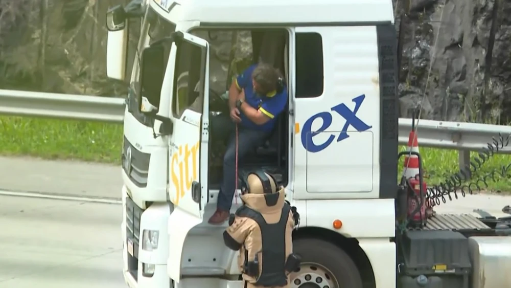 Motorista foi retirado desmaiado da carreta - Reprodu&ccedil;&atilde;o / TV Globo