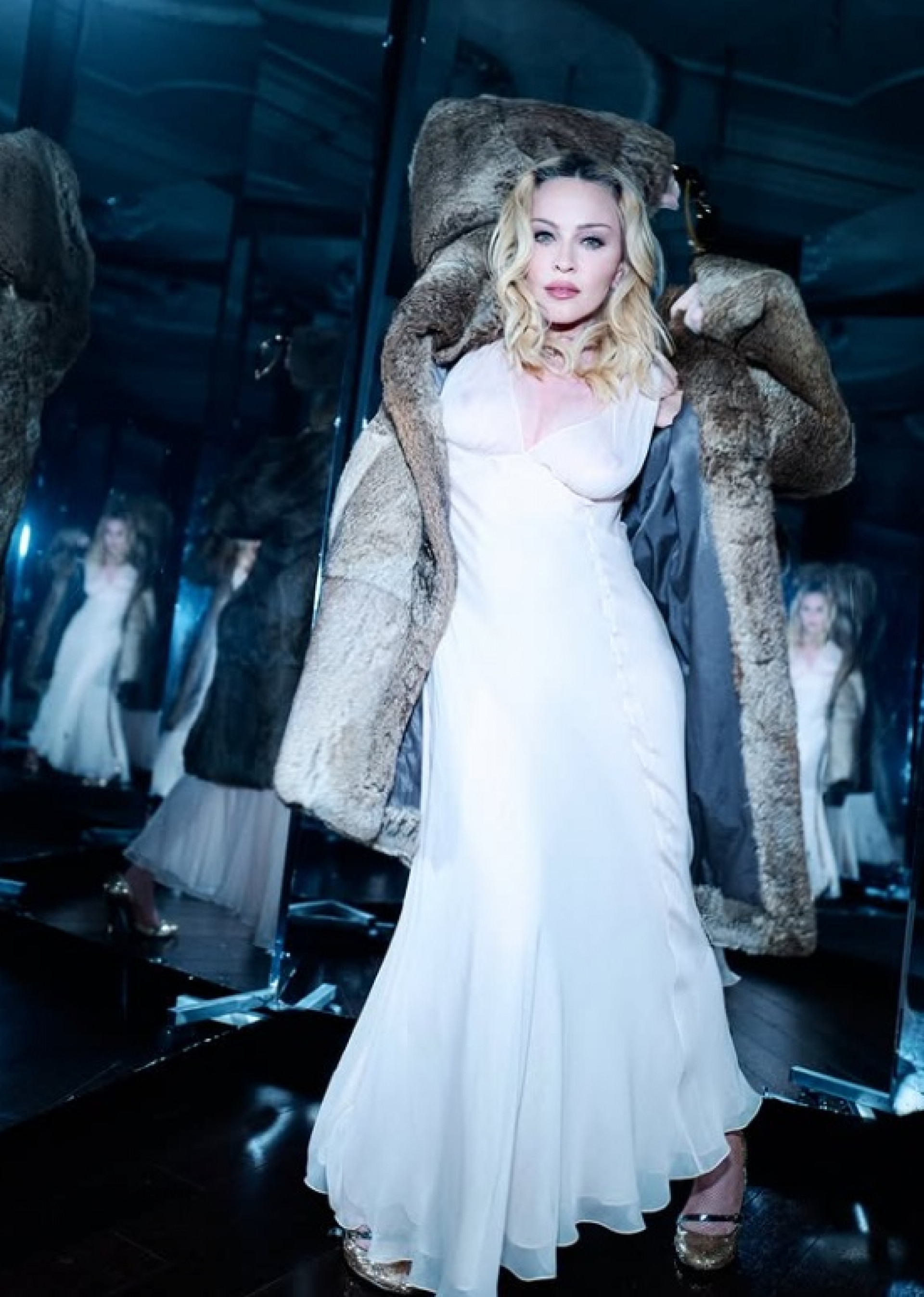 Madonna faz poses em meio a espelhos homenageando os 20 anos do sucesso do álbum 'Confessions On A Dance Floor' - Reprodução / Instagram