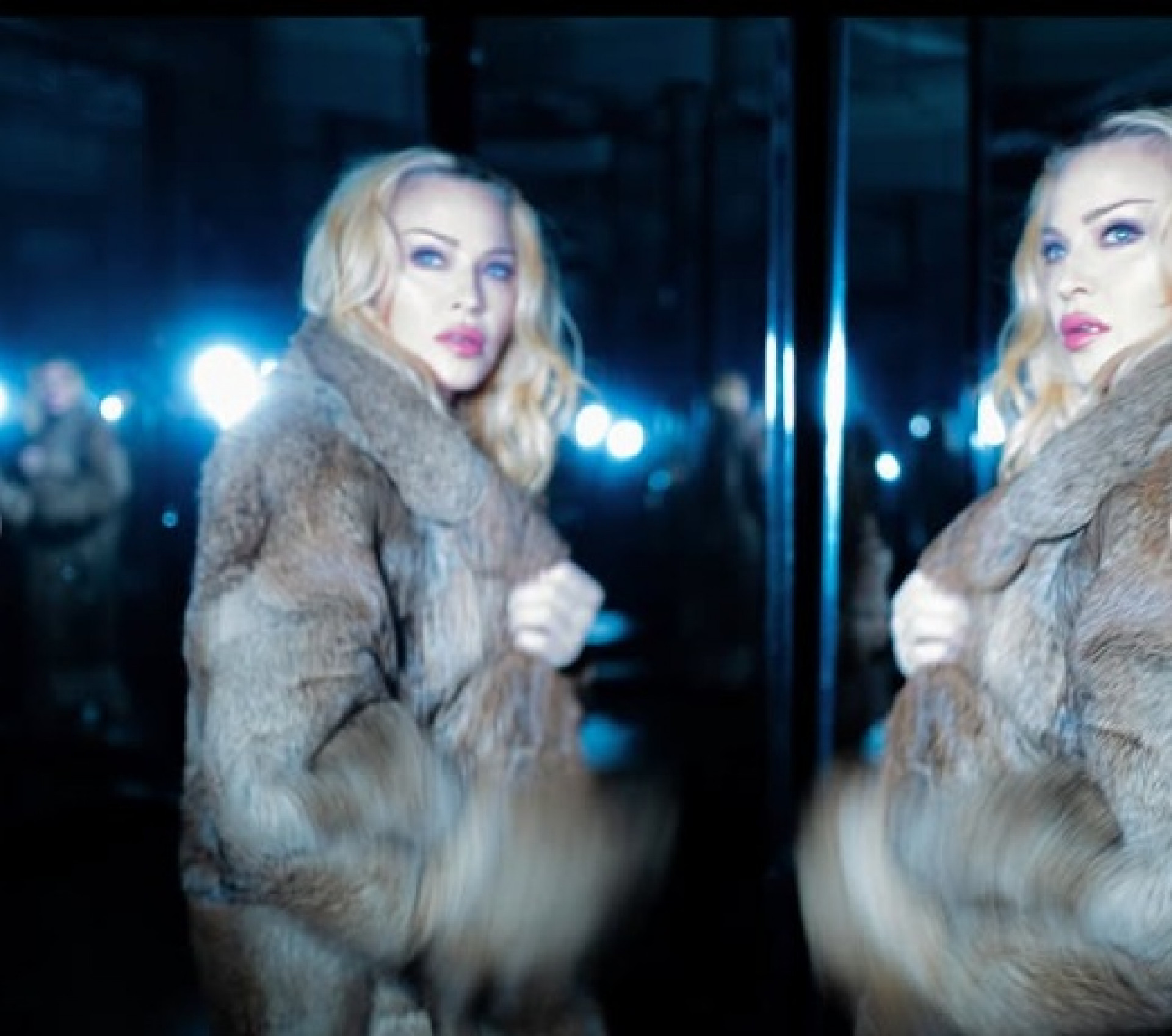 Madonna faz poses em meio a espelhos homenageando os 20 anos do sucesso do álbum 'Confessions On A Dance Floor' - Reprodução / Instagram