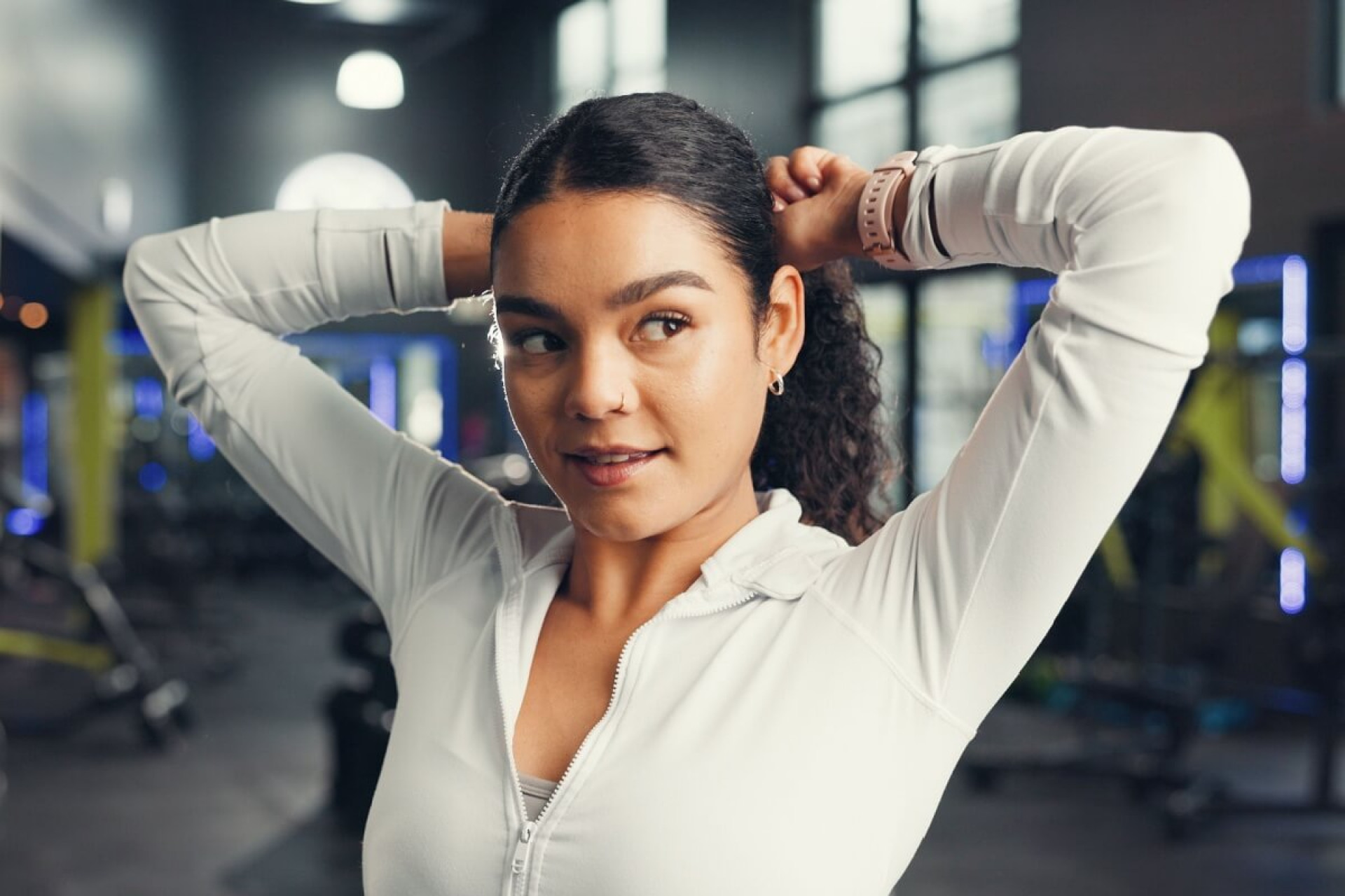Adotar cuidados antes e ap&oacute;s o treino ajuda a manter os cabelos saud&aacute;veis (Imagem: PeopleImages | Shutterstock)