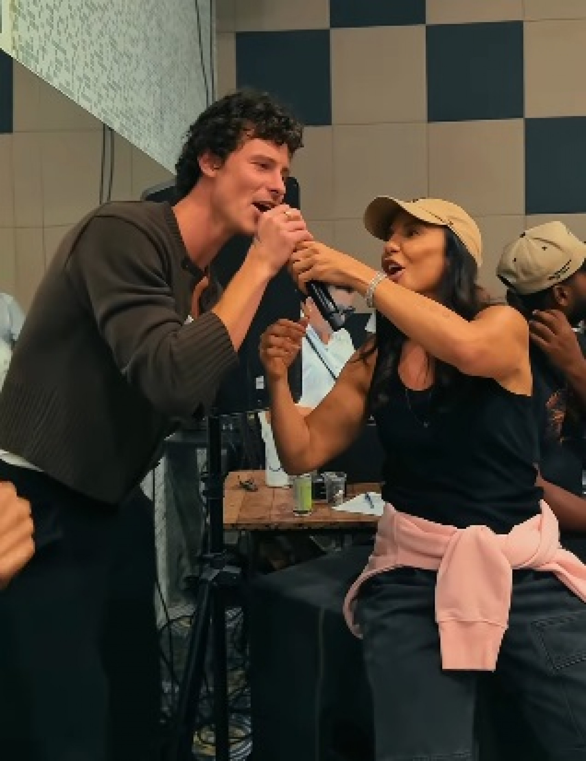 Shawn Mendes está hospedado na casa da cantora Ivete Sangalo  - Reprodução de Vídeo