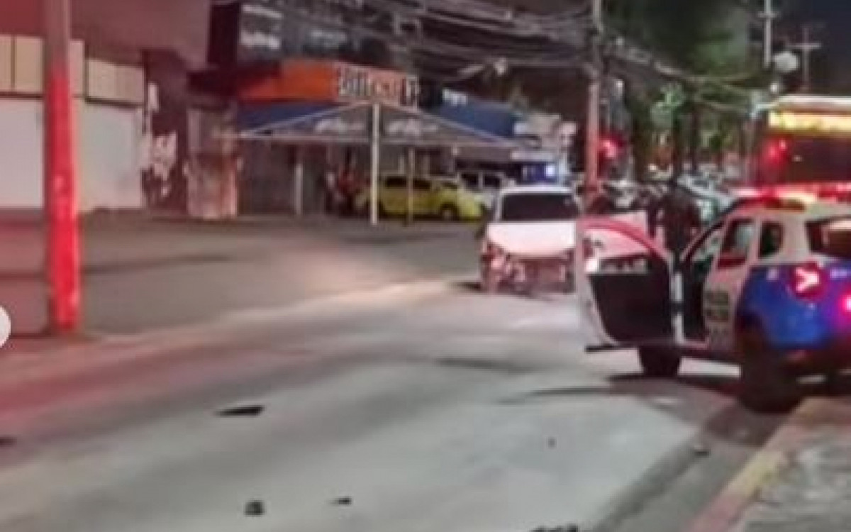 O homem colidiu com o veículo e acabou preso - Rede Social