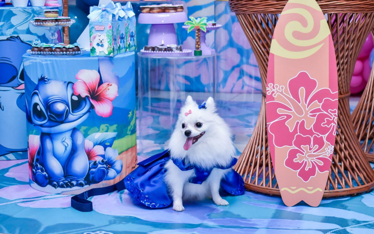 A aniversariante se divertiu muito e fez questão de posar para fotos 