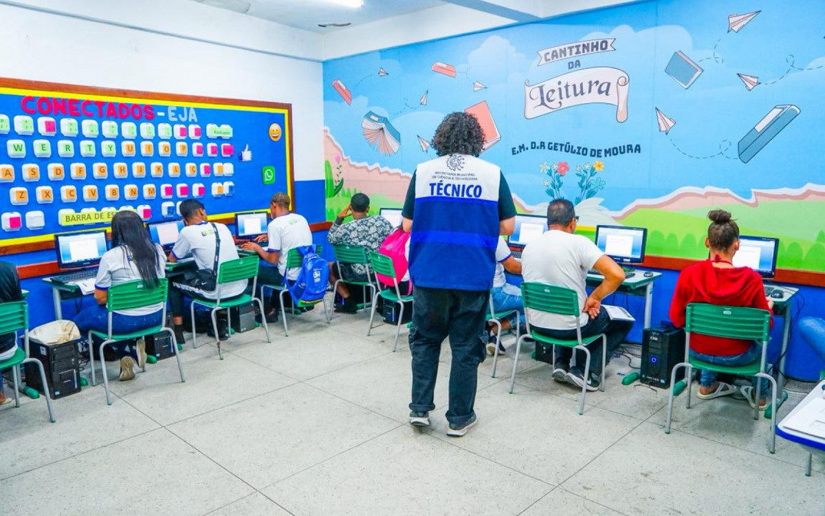 Professores orientam alunos do 6º ao 9º ano em atividades teóricas e práticas